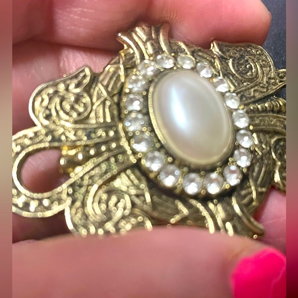 Vintage Renaissance Style Pearl and Rhinestone Gold Brass Brooch - Picture 3 of 9